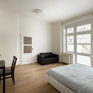 https://cozy-studio-in-quiet-courtyard-near-charles-bridge.praguehotelsweb.com